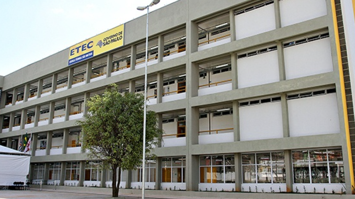 Fachada da ETEC Governo de São Paulo em dia claro.