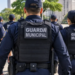 Grupo de guardas municipais uniformizados patrulha rua arborizada com viatura à direita, simbolizando a escolha da banca do concurso Guarda de Recife