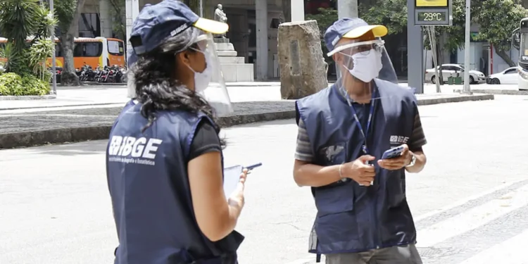 Agentes do IBGE realizam trabalho de campo durante pesquisa representando o concurso IBGE.