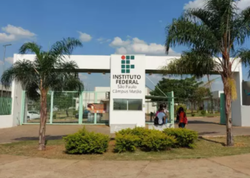 Entrada do IFSP Campus Matão com estudantes em dia ensolarado.