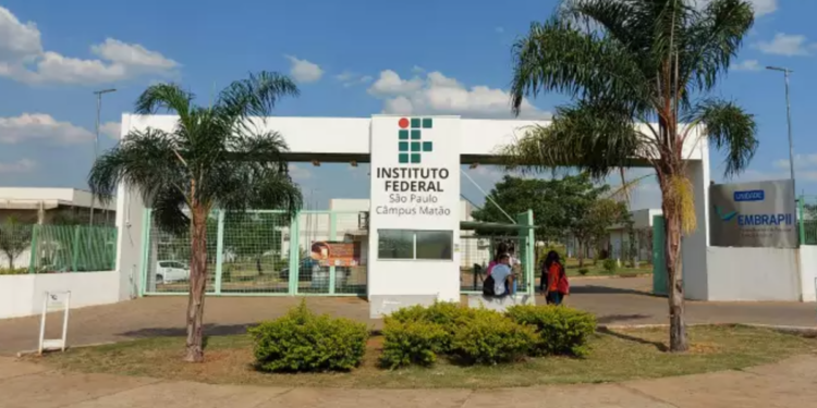Entrada do IFSP Campus Matão com estudantes em dia ensolarado.
