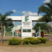 Entrada do IFSP Campus Matão com estudantes em dia ensolarado.