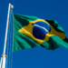 Bandeira do Brasil voando em céu azul claro.
