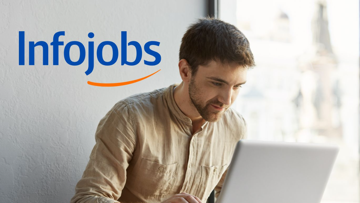 Jovem mexendo em notebook e logo do Infojobs ao lado.