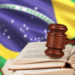 Justiça brasileira representada por martelo e livros diante da bandeira nacional.