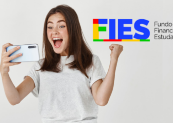 Jovem comemora ao lado da logo do Fundo de Financiamento Estudantil (Fies).