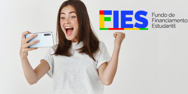 Jovem comemora ao lado da logo do Fundo de Financiamento Estudantil (Fies).