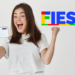 Jovem comemora ao lado da logo do Fundo de Financiamento Estudantil (Fies).