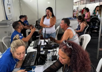 Atendimento ao consumidor no mutirão Procon com diversos cidadãos buscando auxílio.