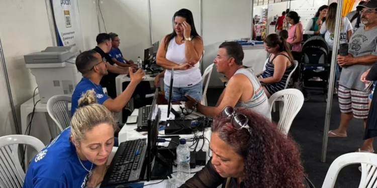 Atendimento ao consumidor no mutirão Procon com diversos cidadãos buscando auxílio.
