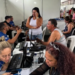 Atendimento ao consumidor no mutirão Procon com diversos cidadãos buscando auxílio.