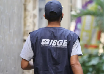 Recenseador do IBGE em ação durante coleta de dados.