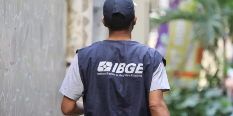 Recenseador do IBGE em ação durante coleta de dados.