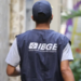 Recenseador do IBGE em ação durante coleta de dados.