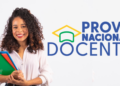 Professora ao lado da logo da PND.