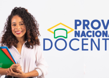 Professora ao lado da logo da PND.