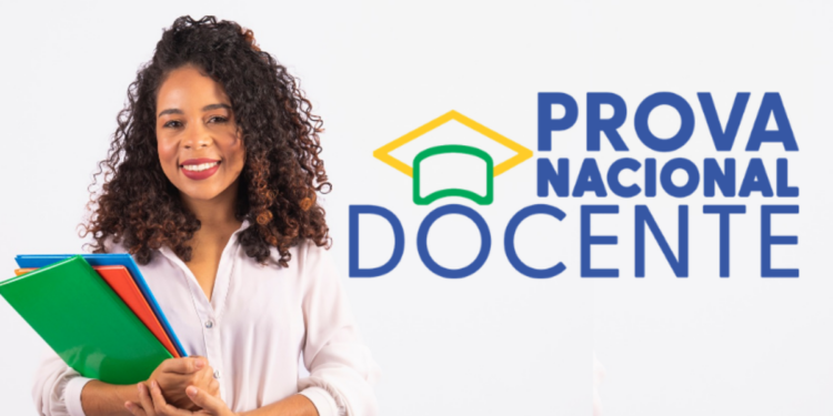 Professora ao lado da logo da PND.