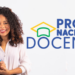 Professora ao lado da logo da PND.
