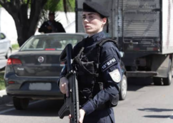 Policial militar do 45º BPM em operação de fiscalização viária.