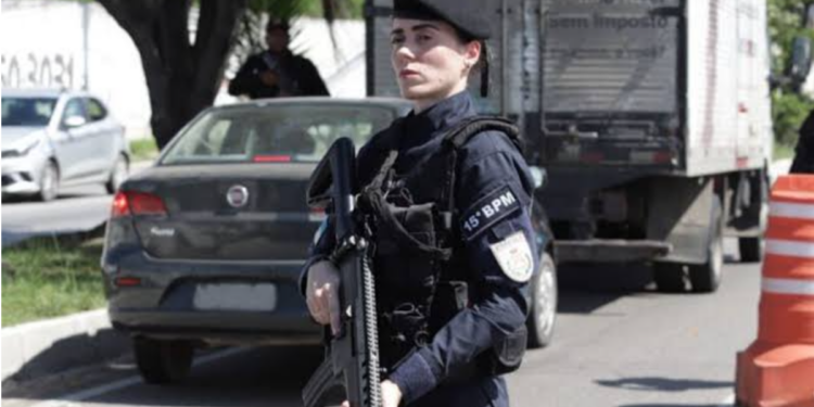 Policial militar do 45º BPM em operação de fiscalização viária.