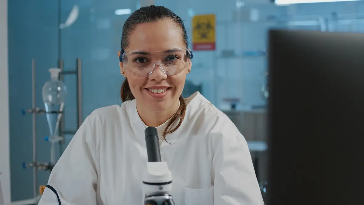Estudante em laboratório representa as inscrições abertas para o Prêmio Carolina Bori Ciência & Mulher até 30 de outubro.