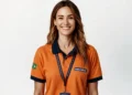 Mulher sorridente veste camisa polo laranja com o logotipo da Obramax.