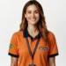 Mulher sorridente veste camisa polo laranja com o logotipo da Obramax.