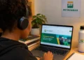 Uma estudante usa um notebook para acessar conteúdos de qualificação profissional da Petrobras.