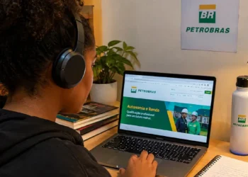 Uma estudante usa um notebook para acessar conteúdos de qualificação profissional da Petrobras.
