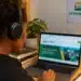 Uma estudante usa um notebook para acessar conteúdos de qualificação profissional da Petrobras.