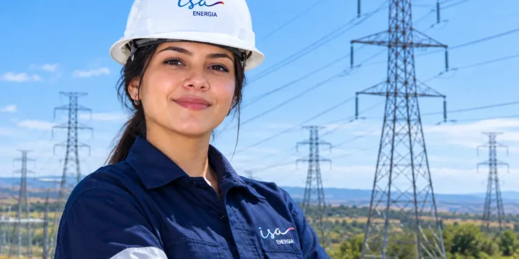 Jovem profissional usando uniforme azul-escuro e capacete da ISA Energia em uma área externa.