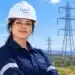 Jovem profissional usando uniforme azul-escuro e capacete da ISA Energia em uma área externa.