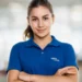Jovem de braços cruzados com blusa da empresa Vibra, simbolizando as inscrições para o trainee 2027.