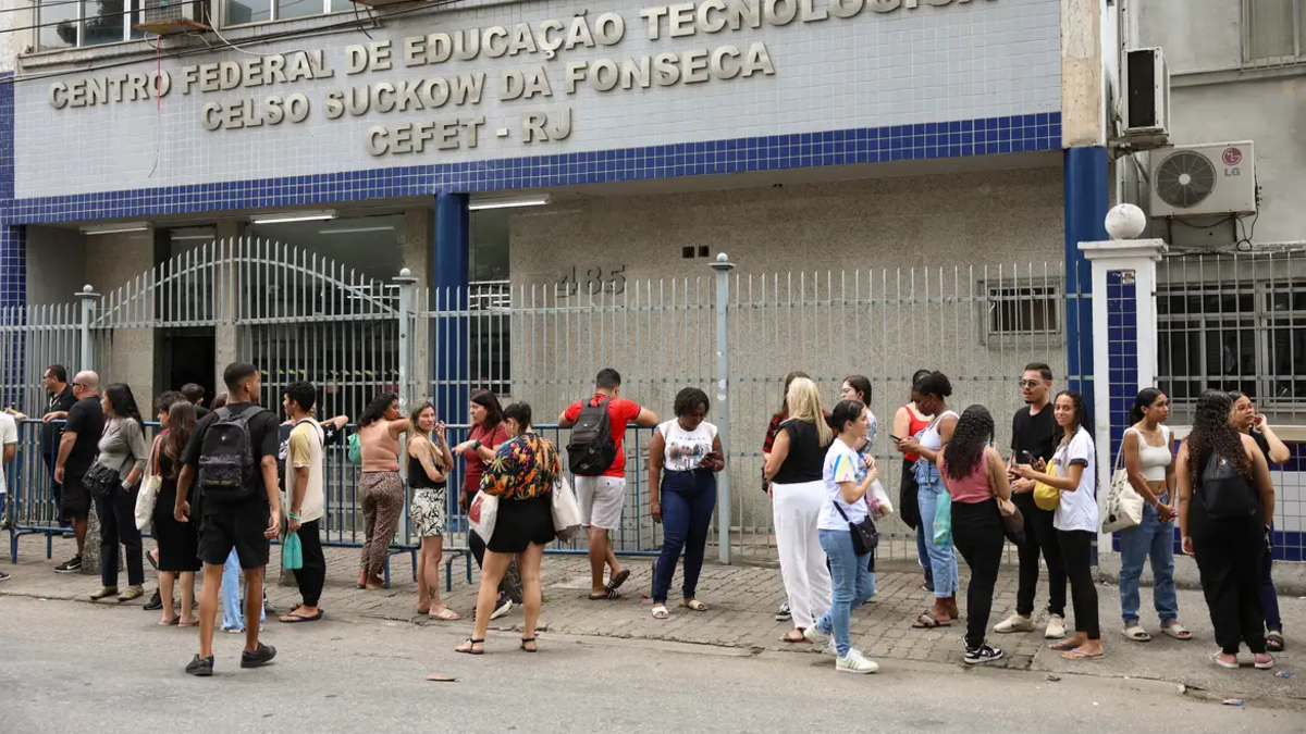 Estudantes aguardando no CEFET-RJ.