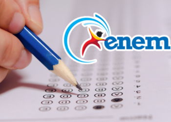 Mão preenchendo gabarito de prova e logo do Enem ao lado.