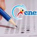 Mão preenchendo gabarito de prova e logo do Enem ao lado.