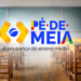 Sala de aula vazia com carteiras de madeira e logo do Pé de Meia centralizado.