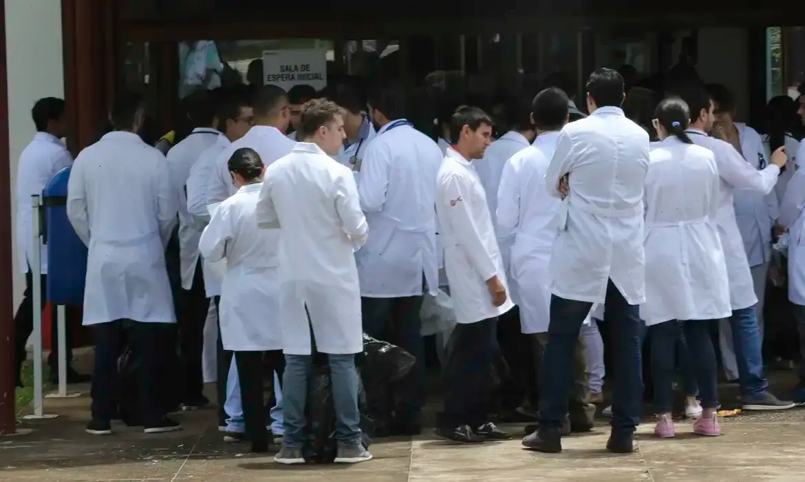 Médicos formados no exterior participam de processo relacionado ao Revalida para revalidação de diplomas médicos no Brasil.