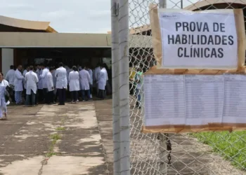 Médicos reunidos em local de aplicação do Revalida, exame para revalidação de diplomas médicos obtidos no exterior.