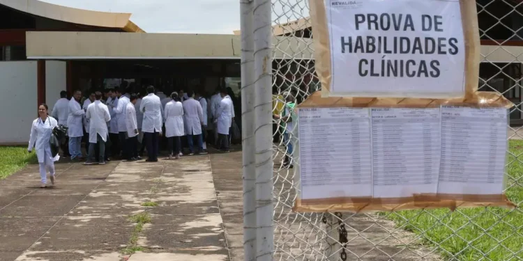 Médicos reunidos em local de aplicação do Revalida, exame para revalidação de diplomas médicos obtidos no exterior.