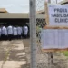 Médicos reunidos em local de aplicação do Revalida, exame para revalidação de diplomas médicos obtidos no exterior.