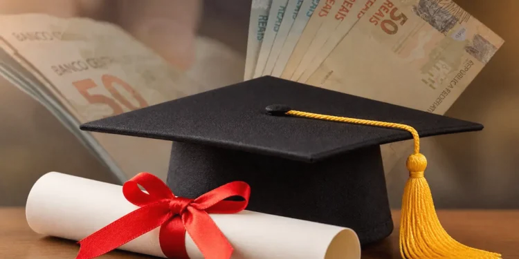 Capelo de formatura e diploma ao lado de notas de dinheiro representam aumento salarial após a graduação.