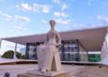 Supremo Tribunal Federal e escultura da Justiça em Brasília.