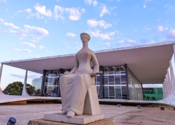Supremo Tribunal Federal e escultura da Justiça em Brasília.