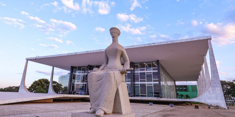 Supremo Tribunal Federal e escultura da Justiça em Brasília.