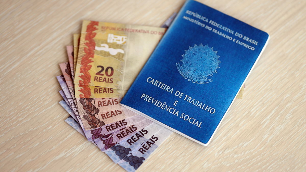 Carteira de Trabalho e notas brasileiras.