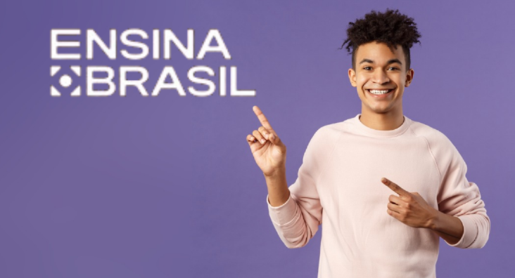 Jovem sorridente aponta para logo do Ensina Brasil em fundo roxo.