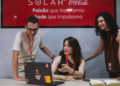 Colaboradores da Solar Coca-Cola em reunião de equipe no escritório.