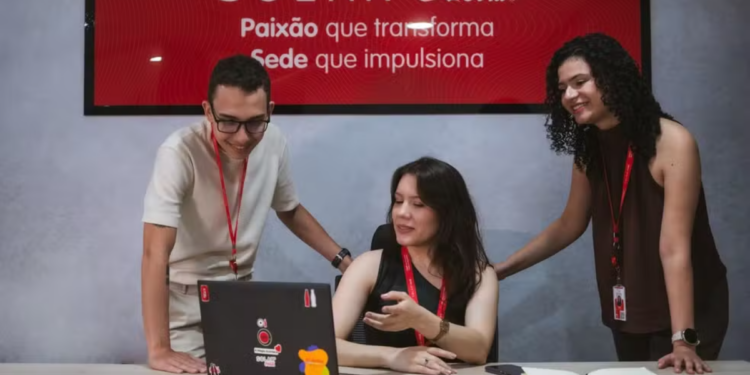 Colaboradores da Solar Coca-Cola em reunião de equipe no escritório.