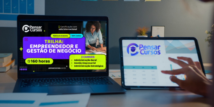 Trilha Empreendedor e Gestão de Negócio no site Pensar Cursos em tela de laptop.